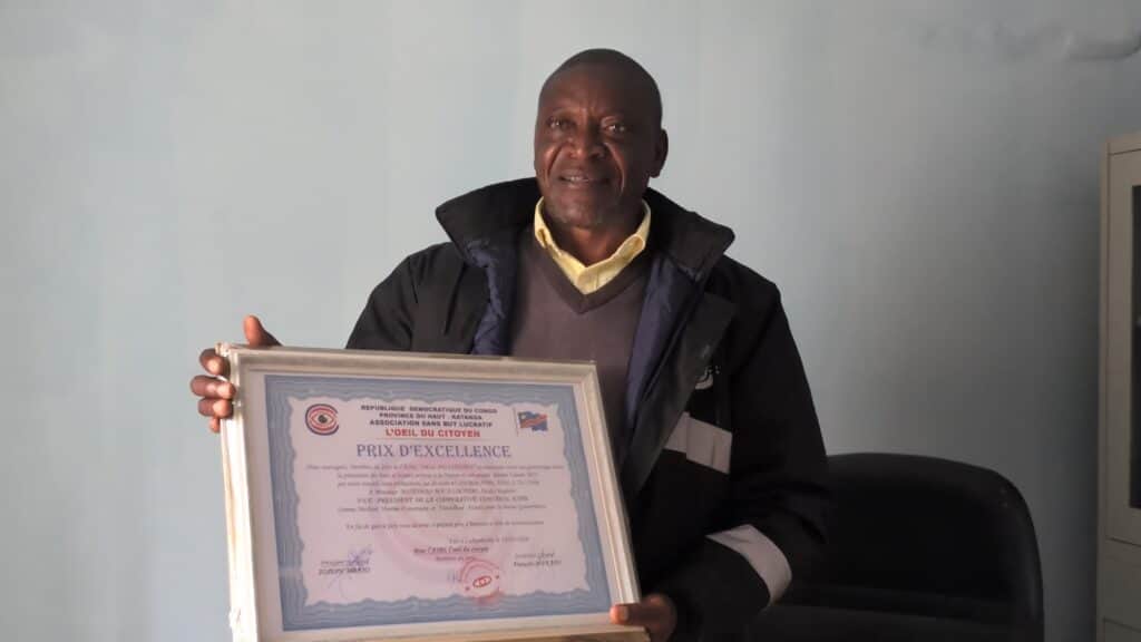 Alexis Mutombo, Vice-président de COMIAKOL, présentant son Prix d’excellence décerné par l’ASBL l’œil du citoyen