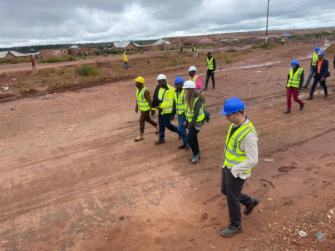 Équipe COMIAKOL en visite de terrain, gilets de sécurité jaunes, Kolwezi