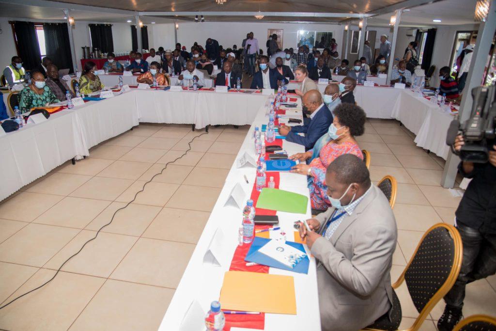 Assemblée institutionnelle autour d’une table en U — atelier et gouvernance