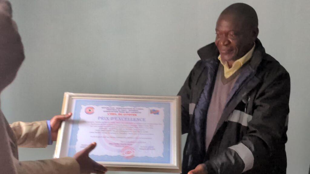 Remise du Prix d’excellence à Alexis Mutombo par l’ASBL l’œil du citoyen