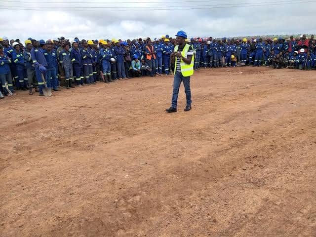 Exploitants artisanaux rassemblés et encadrés sur le site de Mutoshi