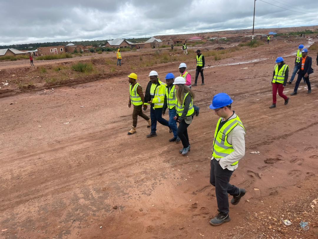 Équipe COMIAKOL en visite de terrain, gilets de sécurité jaunes, Kolwezi